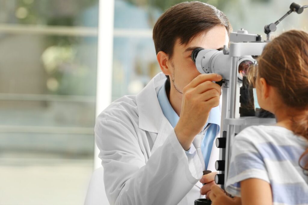 Okulista w trakcie pracy