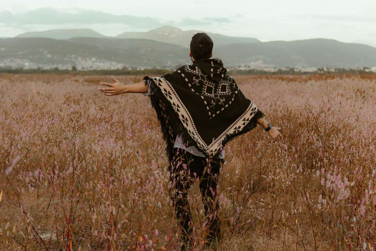 Mężczyzna noszący ponczo